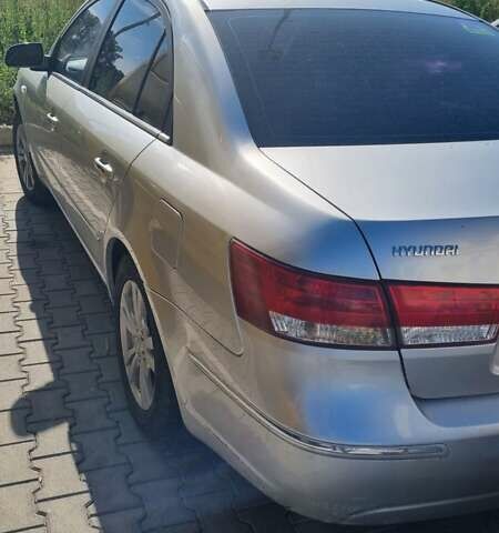 Сірий Хендай Соната, об'ємом двигуна 2 л та пробігом 300 тис. км за 4000 $, фото 1 на Automoto.ua