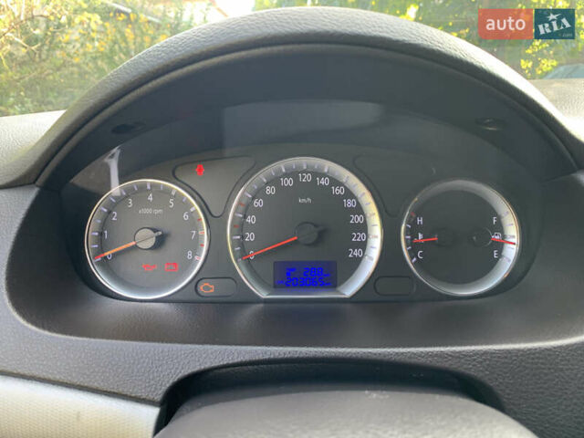 Серый Хендай Соната, объемом двигателя 2 л и пробегом 210 тыс. км за 5999 $, фото 2 на Automoto.ua