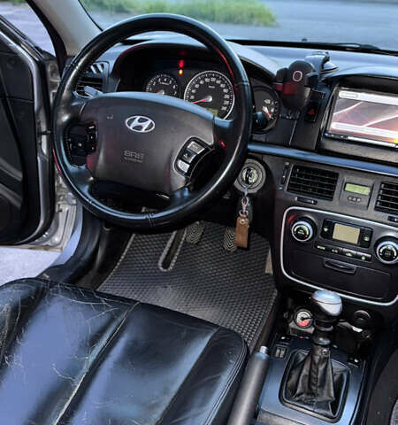 Сірий Хендай Соната, об'ємом двигуна 2.36 л та пробігом 197 тис. км за 6500 $, фото 14 на Automoto.ua