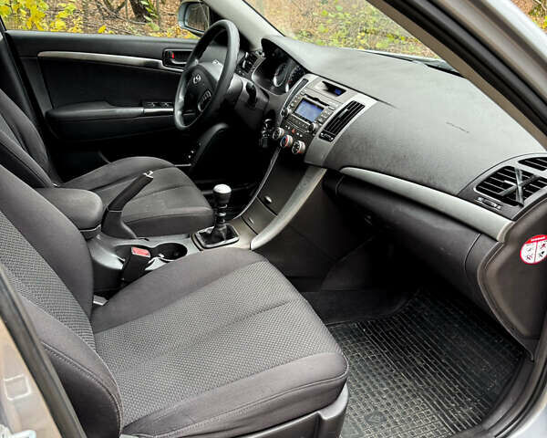 Серый Хендай Соната, объемом двигателя 2 л и пробегом 234 тыс. км за 5500 $, фото 19 на Automoto.ua