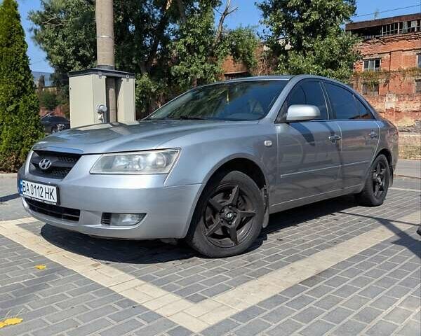 Серый Хендай Соната, объемом двигателя 2 л и пробегом 318 тыс. км за 4900 $, фото 3 на Automoto.ua
