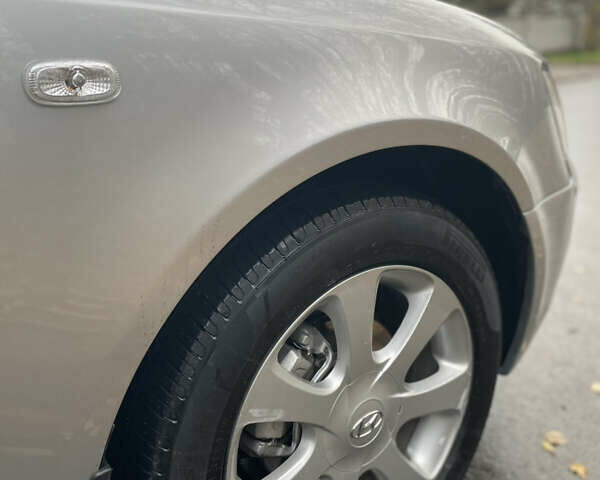 Серый Хендай Соната, объемом двигателя 2.36 л и пробегом 246 тыс. км за 6650 $, фото 12 на Automoto.ua