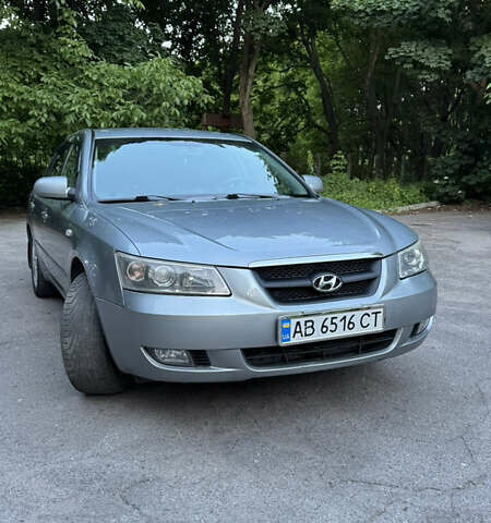 Сірий Хендай Соната, об'ємом двигуна 2.36 л та пробігом 197 тис. км за 6500 $, фото 1 на Automoto.ua