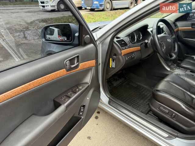 Серый Хендай Соната, объемом двигателя 2.4 л и пробегом 266 тыс. км за 8500 $, фото 16 на Automoto.ua
