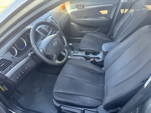 Сірий Хендай Соната, об'ємом двигуна 2 л та пробігом 155 тис. км за 6500 $, фото 7 на Automoto.ua