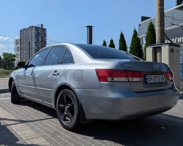 Серый Хендай Соната, объемом двигателя 2 л и пробегом 318 тыс. км за 4900 $, фото 2 на Automoto.ua