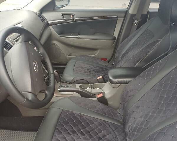 Серый Хендай Соната, объемом двигателя 2.4 л и пробегом 288 тыс. км за 6700 $, фото 5 на Automoto.ua