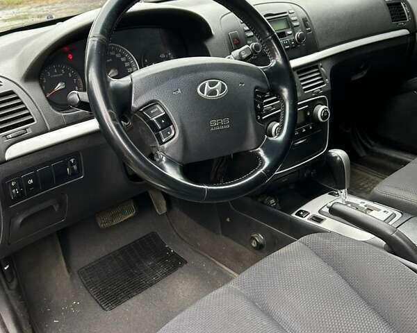 Серый Хендай Соната, объемом двигателя 2 л и пробегом 299 тыс. км за 6000 $, фото 5 на Automoto.ua