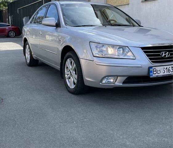 Сірий Хендай Соната, об'ємом двигуна 2 л та пробігом 212 тис. км за 5200 $, фото 1 на Automoto.ua