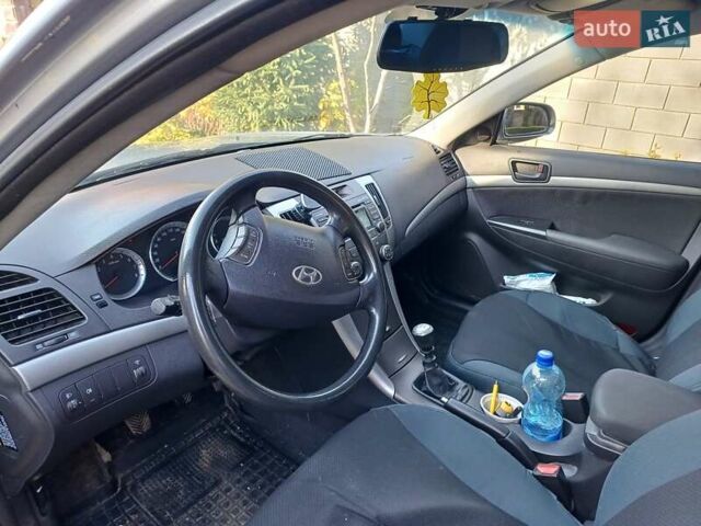 Сірий Хендай Соната, об'ємом двигуна 2 л та пробігом 170 тис. км за 7700 $, фото 4 на Automoto.ua