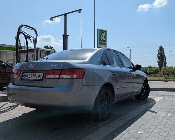 Серый Хендай Соната, объемом двигателя 2 л и пробегом 318 тыс. км за 4900 $, фото 1 на Automoto.ua