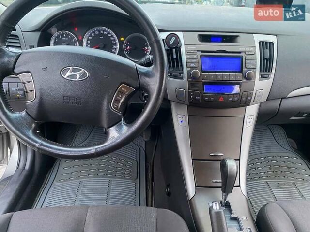Серый Хендай Соната, объемом двигателя 2 л и пробегом 115 тыс. км за 7800 $, фото 28 на Automoto.ua