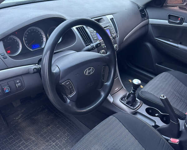 Серый Хендай Соната, объемом двигателя 2 л и пробегом 260 тыс. км за 4700 $, фото 8 на Automoto.ua