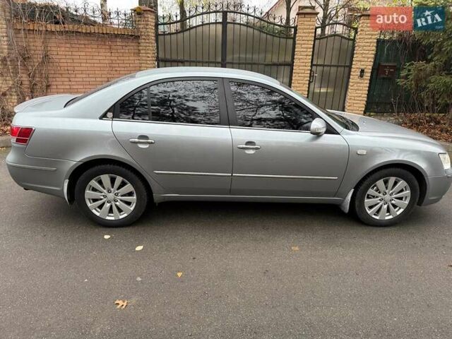 Серый Хендай Соната, объемом двигателя 2.4 л и пробегом 266 тыс. км за 6990 $, фото 3 на Automoto.ua