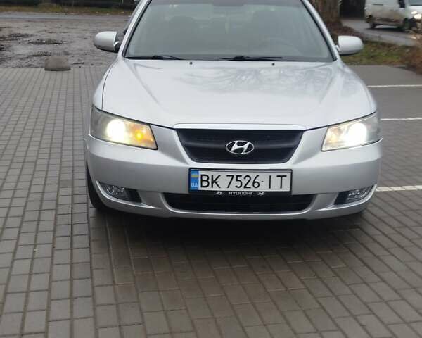 Сірий Хендай Соната, об'ємом двигуна 1.99 л та пробігом 350 тис. км за 6200 $, фото 1 на Automoto.ua