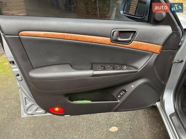 Серый Хендай Соната, объемом двигателя 2.4 л и пробегом 266 тыс. км за 6990 $, фото 10 на Automoto.ua