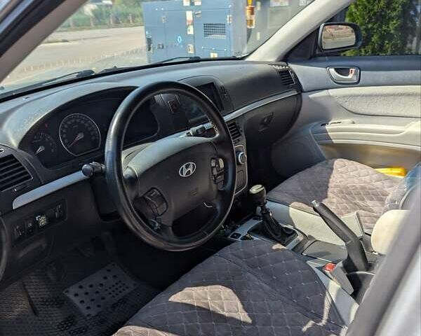 Серый Хендай Соната, объемом двигателя 2 л и пробегом 318 тыс. км за 4900 $, фото 4 на Automoto.ua