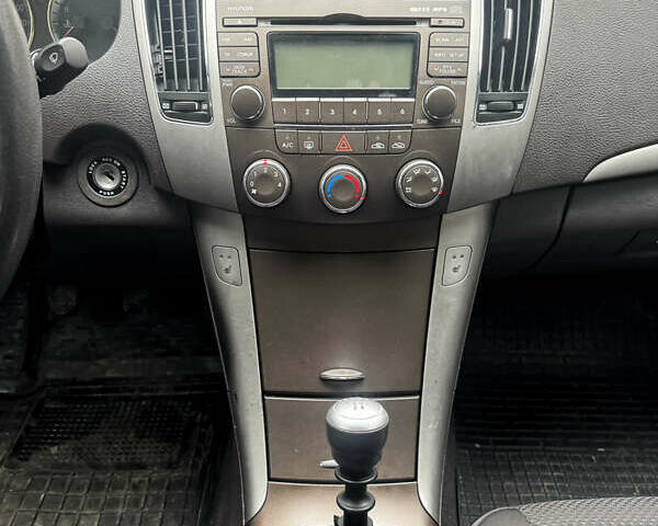 Серый Хендай Соната, объемом двигателя 2 л и пробегом 234 тыс. км за 5500 $, фото 23 на Automoto.ua