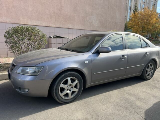Серый Хендай Соната, объемом двигателя 2.4 л и пробегом 332 тыс. км за 4910 $, фото 1 на Automoto.ua