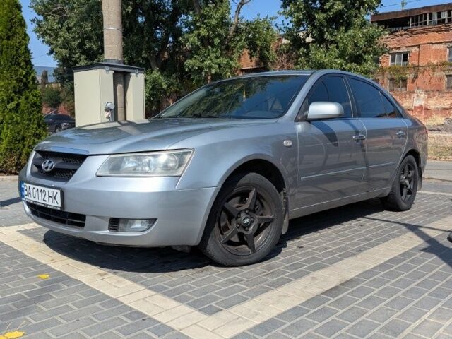 Серый Хендай Соната, объемом двигателя 2 л и пробегом 318 тыс. км за 4800 $, фото 3 на Automoto.ua