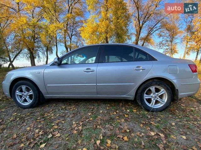 Серый Хендай Соната, объемом двигателя 2 л и пробегом 298 тыс. км за 5400 $, фото 2 на Automoto.ua