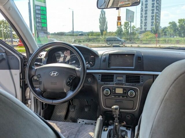 Серый Хендай Соната, объемом двигателя 2 л и пробегом 318 тыс. км за 4800 $, фото 6 на Automoto.ua