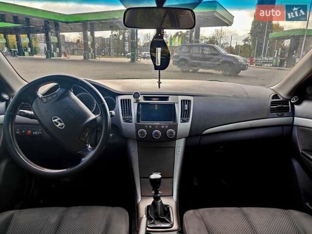 Серый Хендай Соната, объемом двигателя 2 л и пробегом 215 тыс. км за 3850 $, фото 1 на Automoto.ua