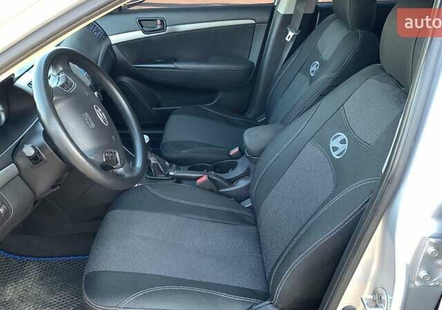 Серый Хендай Соната, объемом двигателя 2 л и пробегом 250 тыс. км за 7000 $, фото 11 на Automoto.ua