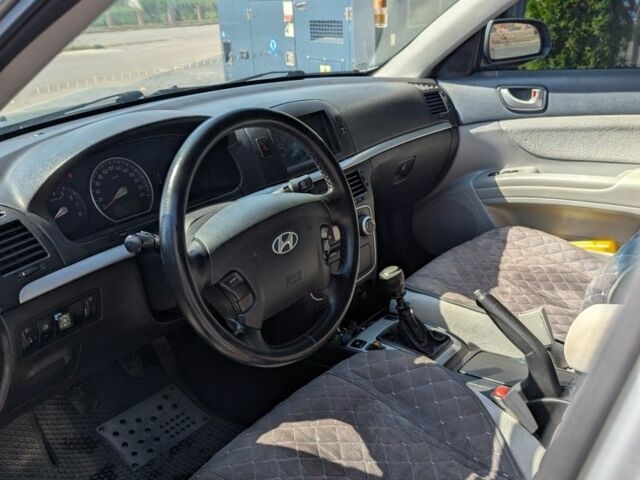 Серый Хендай Соната, объемом двигателя 2 л и пробегом 318 тыс. км за 4800 $, фото 4 на Automoto.ua