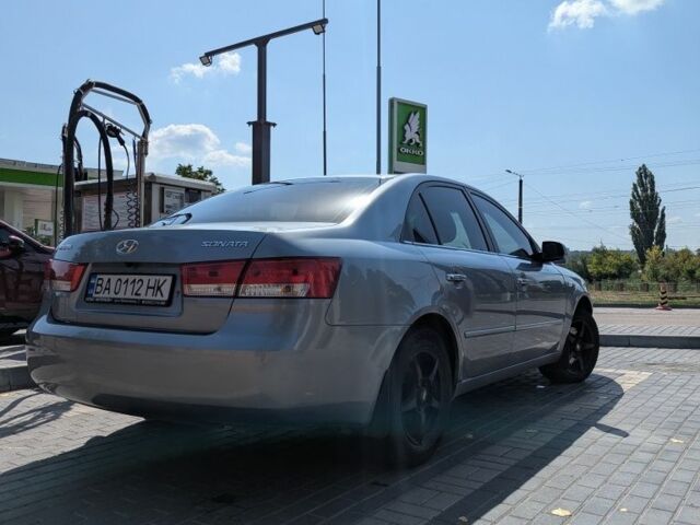 Серый Хендай Соната, объемом двигателя 2 л и пробегом 318 тыс. км за 4800 $, фото 1 на Automoto.ua