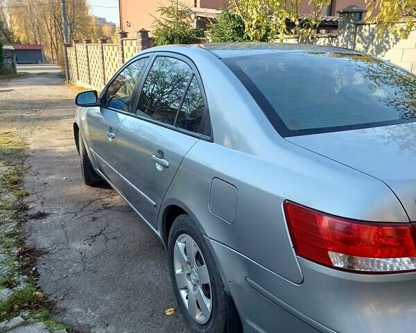 Сірий Хендай Соната, об'ємом двигуна 2 л та пробігом 170 тис. км за 7700 $, фото 2 на Automoto.ua