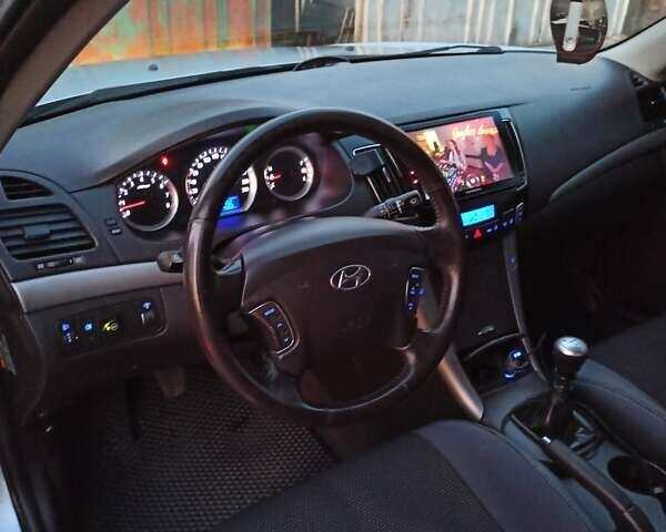 Серый Хендай Соната, объемом двигателя 2 л и пробегом 177 тыс. км за 7100 $, фото 13 на Automoto.ua