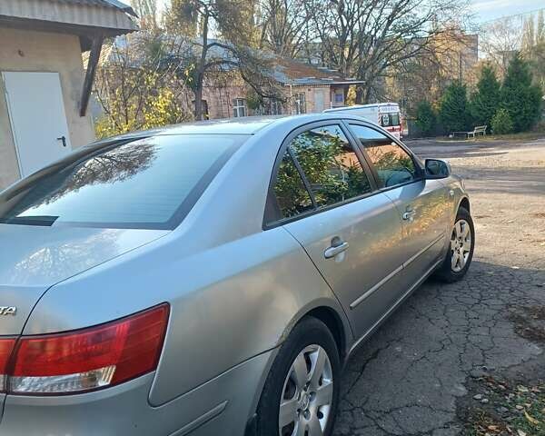 Сірий Хендай Соната, об'ємом двигуна 2 л та пробігом 170 тис. км за 7700 $, фото 3 на Automoto.ua