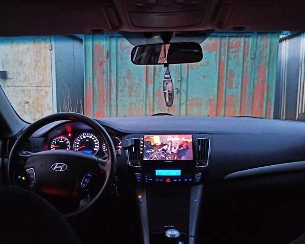 Серый Хендай Соната, объемом двигателя 2 л и пробегом 177 тыс. км за 7100 $, фото 11 на Automoto.ua