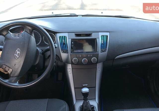 Серый Хендай Соната, объемом двигателя 2 л и пробегом 250 тыс. км за 7000 $, фото 12 на Automoto.ua