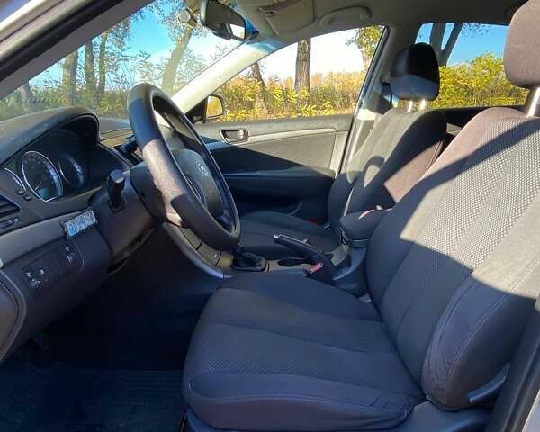 Серый Хендай Соната, объемом двигателя 2 л и пробегом 298 тыс. км за 5400 $, фото 11 на Automoto.ua