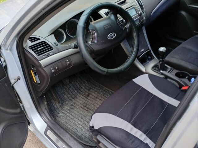 Сірий Хендай Соната, об'ємом двигуна 2 л та пробігом 350 тис. км за 4700 $, фото 1 на Automoto.ua