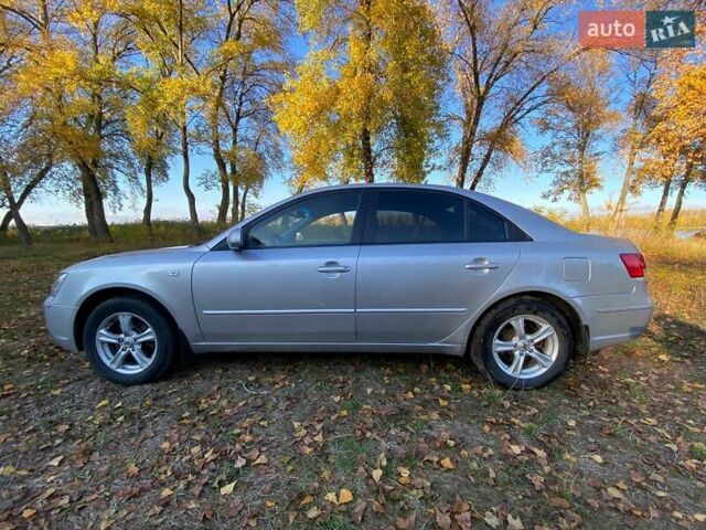 Серый Хендай Соната, объемом двигателя 2 л и пробегом 298 тыс. км за 5400 $, фото 3 на Automoto.ua