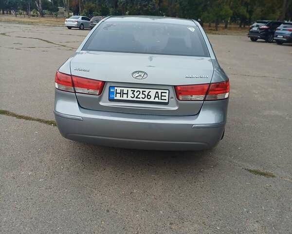 Серый Хендай Соната, объемом двигателя 2.4 л и пробегом 288 тыс. км за 6700 $, фото 3 на Automoto.ua