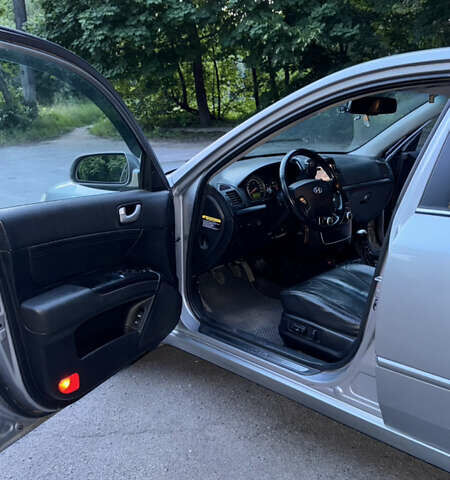 Сірий Хендай Соната, об'ємом двигуна 2.36 л та пробігом 197 тис. км за 6500 $, фото 18 на Automoto.ua