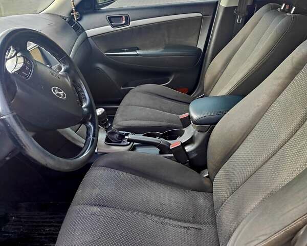 Серый Хендай Соната, объемом двигателя 2 л и пробегом 215 тыс. км за 3850 $, фото 11 на Automoto.ua