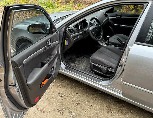 Серый Хендай Соната, объемом двигателя 2 л и пробегом 234 тыс. км за 5500 $, фото 18 на Automoto.ua