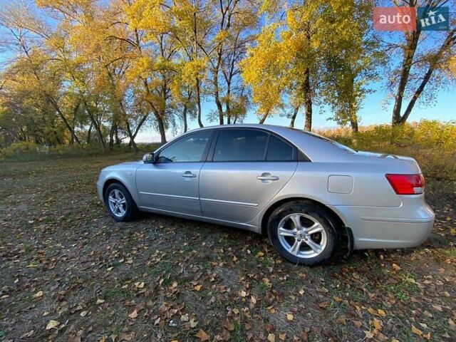 Серый Хендай Соната, объемом двигателя 2 л и пробегом 298 тыс. км за 5400 $, фото 4 на Automoto.ua