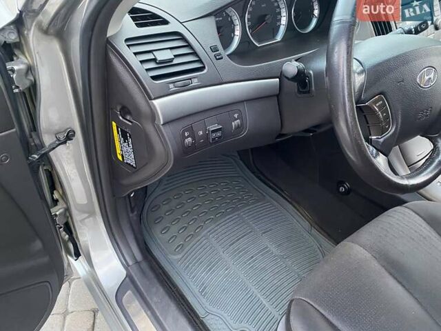 Серый Хендай Соната, объемом двигателя 2 л и пробегом 115 тыс. км за 7800 $, фото 25 на Automoto.ua