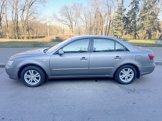 Сірий Хендай Соната, об'ємом двигуна 2 л та пробігом 155 тис. км за 6500 $, фото 1 на Automoto.ua