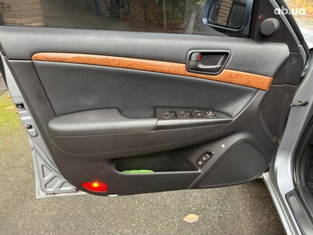 Серый Хендай Соната, объемом двигателя 2.4 л и пробегом 266 тыс. км за 6990 $, фото 10 на Automoto.ua