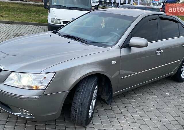 Серый Хендай Соната, объемом двигателя 2 л и пробегом 115 тыс. км за 7800 $, фото 5 на Automoto.ua