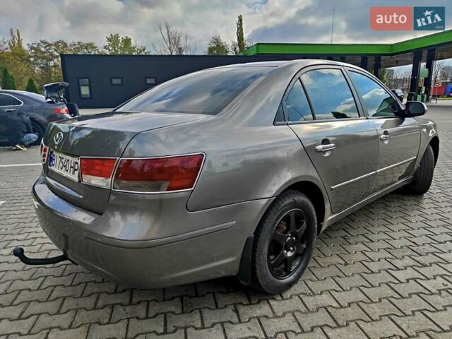 Серый Хендай Соната, объемом двигателя 2 л и пробегом 215 тыс. км за 3850 $, фото 9 на Automoto.ua