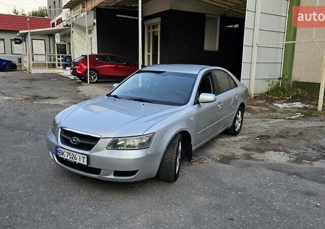 Серый Хендай Соната, объемом двигателя 1.99 л и пробегом 355 тыс. км за 5400 $, фото 1 на Automoto.ua