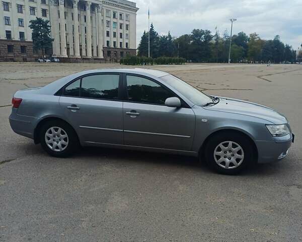 Серый Хендай Соната, объемом двигателя 2.4 л и пробегом 288 тыс. км за 6700 $, фото 2 на Automoto.ua